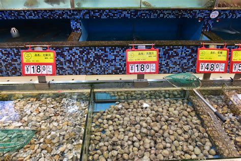 超市商场里的海鲜水产高清图片下载-正版图片500176980-摄图网