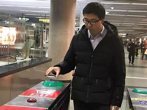 周六起上海地铁能刷手机进站了！|App|银联|二维码_新浪新闻