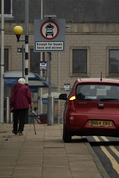 People in Town Photography 的图像结果