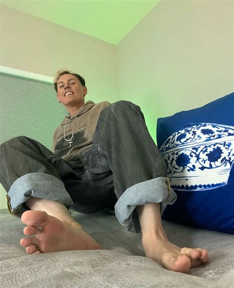 Drew Ryan Scott's feet