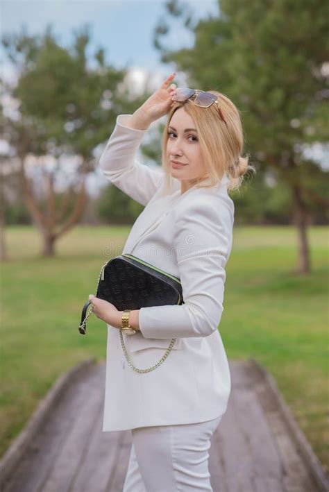 White Business Suit 的图像结果