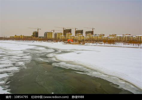 鞍山万水河河上冰雪与一岸建筑高清图片下载_红动中国