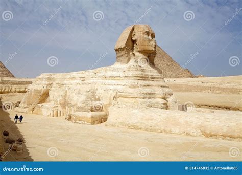 The Great Sphinx and the Great Pyramid, Giza, Egypt Editorial ...