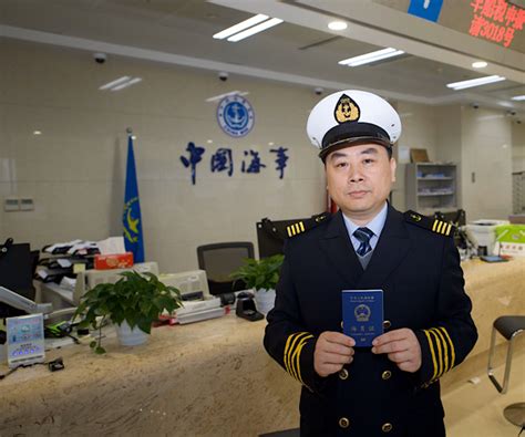 上海今天签发全国首张新版海员证 40多万名海员将拥有全新“电子护照”_城生活_新民网
