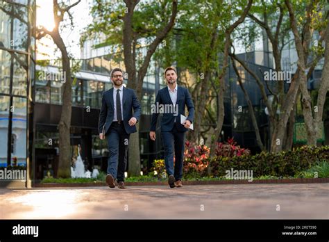 Business Man Walking 的图像结果