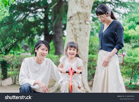 Parents and Kids Playing 的图像结果