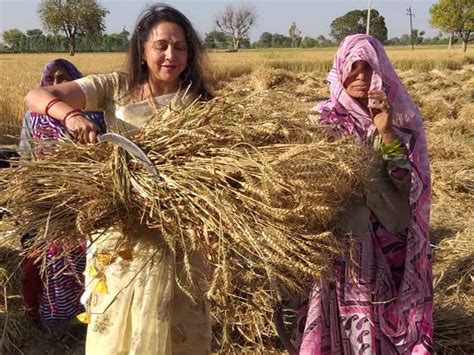 Hema Malini in full campaign mode, seen working in field with workers ...