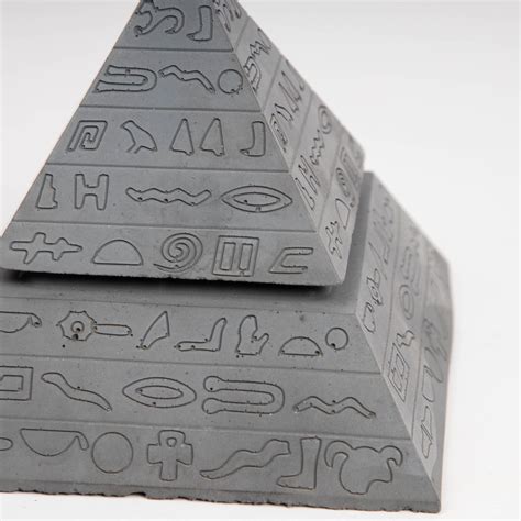 New The Pyramid of Giza Dark Concrete - Egyptian Style Concrete Ashtra ...