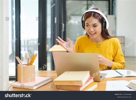 Student Using Computer Phot 的图像结果