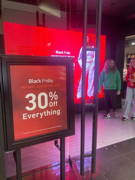 Shoppers line up early at Sawgrass Mills for holiday deals | Miami Herald