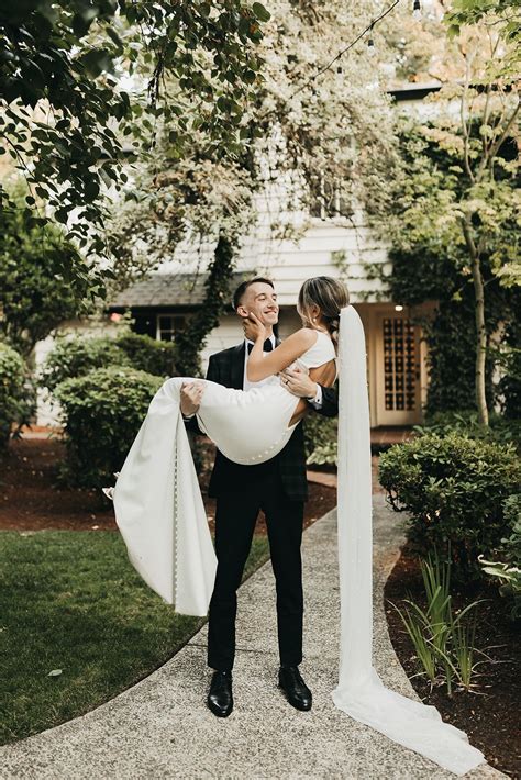 simple backless wedding dresses at a&be bridal shop｜a&bé bridal shop