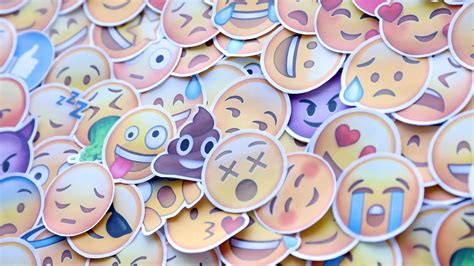 Significado dos emojis no WhatsApp [Guia Completo 2025]