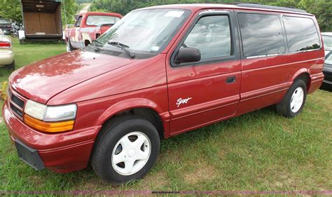 1995 Dodge Grand Caravan in Richland, MO | Item K1227 sold | Purple Wave