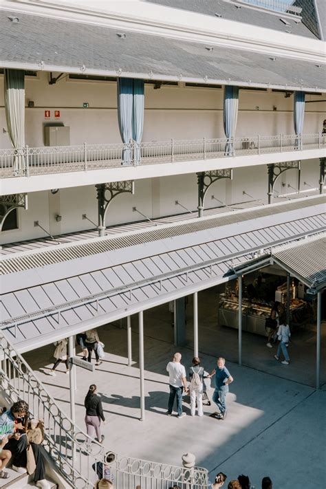 People Standing Outside 的图像结果