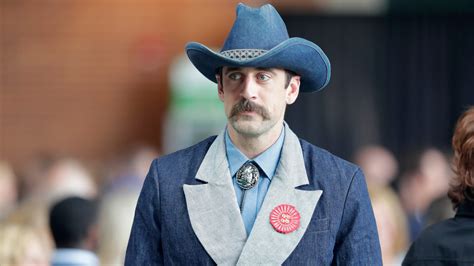 NFL: Aaron Rodgers wears Canadian tuxedo for Packers' trip to Winnipeg