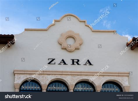 28 Spanish No Shoes Sign Images, Stock Photos & Vectors | Shutterstock