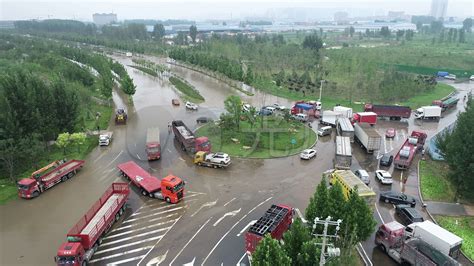 被淹的城市白天汽车在积水中停着摄影图配图高清摄影大图-千库网