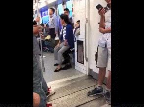 地铁上小伙不让坐 大妈一屁股坐他腿上 【猫眼看人】-凯迪社区