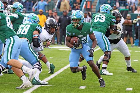 Download Running Back Evasion Football Game Wallpaper | Wallpapers.com