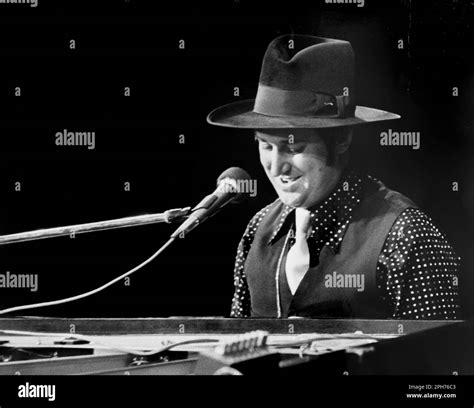 Neil Sedaka, the singer-songwriter behind dozens of hits of the 1960s and ‘70s, dies at age 86 | CNN