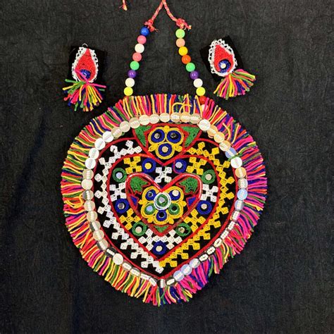 Traditional Kutchi Bharat Neck Piece for Chaniya Choli | Fashionvalley