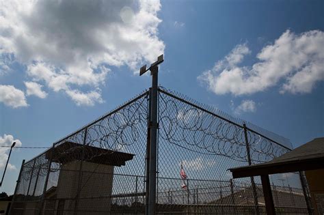 Alabama Inmates Strike, Denouncing Prison Conditions - The New York Times