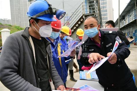 江苏镇江：《国家安全法》宣传进工地-人民图片网