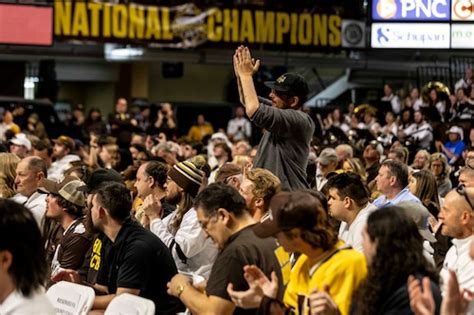 Thousands celebrate national hockey title at WMU: ‘We took that town ...