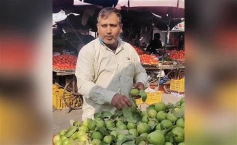फल बेचने वाले का अजीबोगरीब अंदाज हुआ वायरल, देखें मजेदार VIDEO | Viral ...