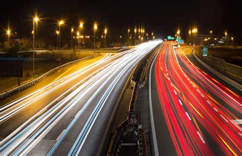 Velocidad de la luz: cuántos km/h son y cómo se calcula | Nabalia Energía