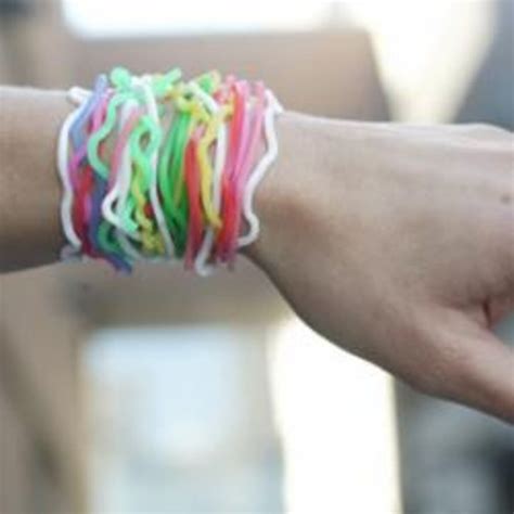 Los invisibles fabricantes detrás de las pulseras de colores | Empresas ...