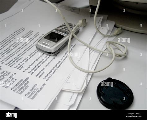 Mobile Phone On Desk 的图像结果