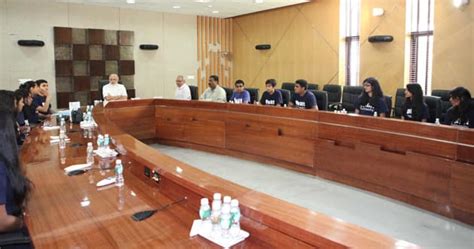 Shri Modi meets American-Indian youngsters who worked among orphan ...