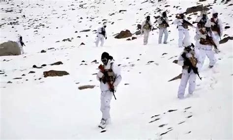 Twitterti laud ITBP jawans for celebrating R-Day at 17,000 ft