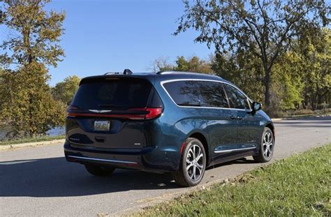 All-Wheel-Drive Minivans: What Are My Options in 2026? | U.S. News