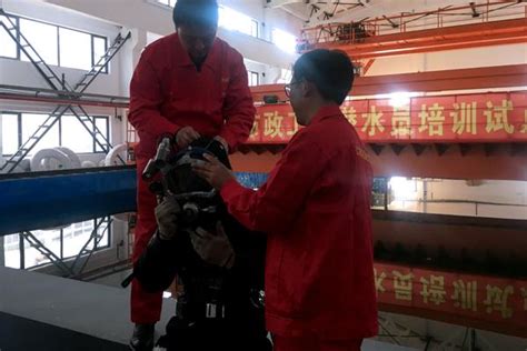上海60余"城市蛙人"规范上岗 接受规范化培训