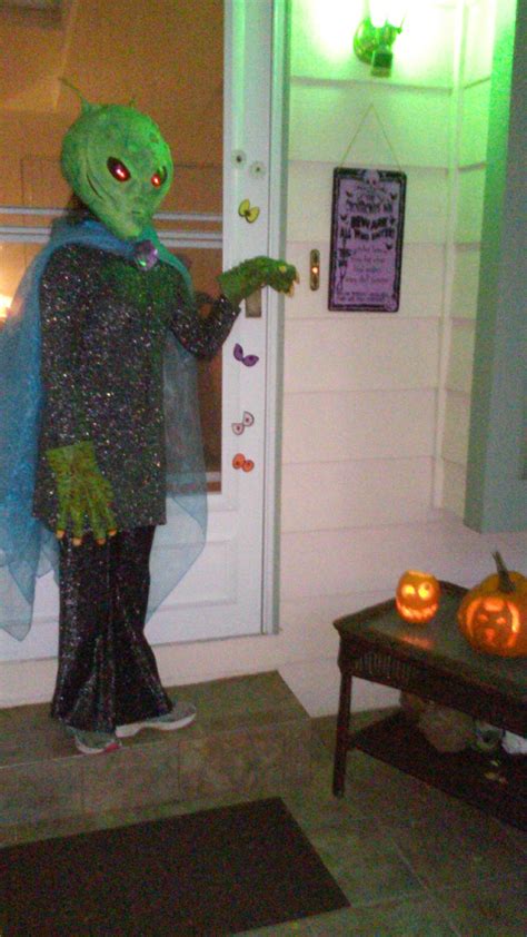 Alien Costume Scare Pranks 的图像结果