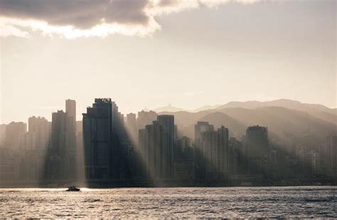 香港摩天大楼冠绝全球，远超纽约东京，高密度建筑成独特风景线 - 每日头条