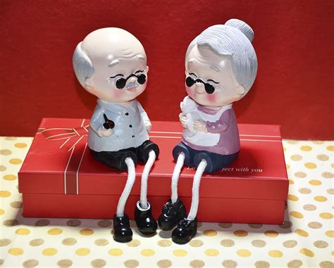 Decorative Poly Resin Old Couple Showpiece | Up to 60 % off