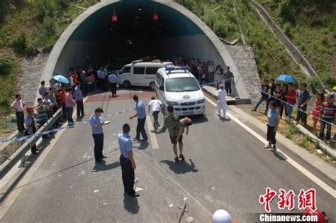 重庆酉阳载18人客车追尾侧翻致1死10余人受伤|客车|重庆|酉阳_新浪新闻