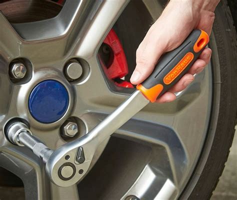 Using a Socket Set 的图像结果