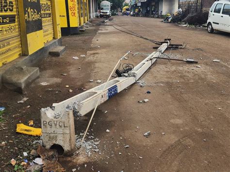 Gondal Gundala Chowkdi Accident; Groundnut Truck Hits Power Lines ...