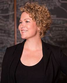 Professional Curly Hairstyles by 8 Professional Hairstyles For Curly Hair Naturallycurly Professional Curly Hairstyles