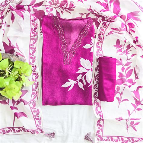 RANISA-Organza Dark Pink With White Flower Design With V Aari Work Nec ...