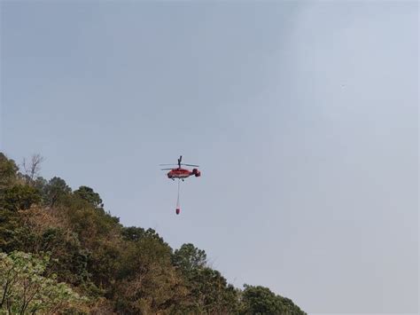四川雅江森林火灾仍在扑救 调派直升机吊桶灭火 - 每日更新 - 华西都市网新闻频道