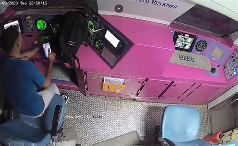 Video: वीडियो कॉल पर व्यस्त था स्टाफ, थ्रॉटल पर रखा था बैग; मथुरा ट्रेन ...