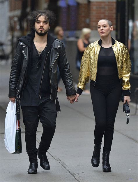 Photo : Rose McGowan et son petit ami Jordan Asher se promènent à Soho ...