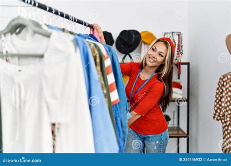 Store Work Uniform Colorful Shopkeeper 的图像结果