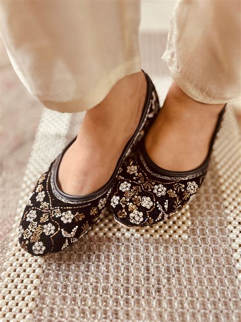 Handcrafted Embroidered Mojari for Women | DESI COLOUR – Desi Colour