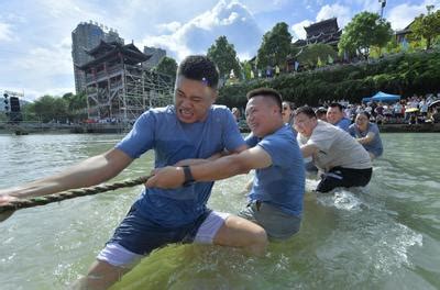 湖北恩施：“水上拔河”健身乐-人民图片网